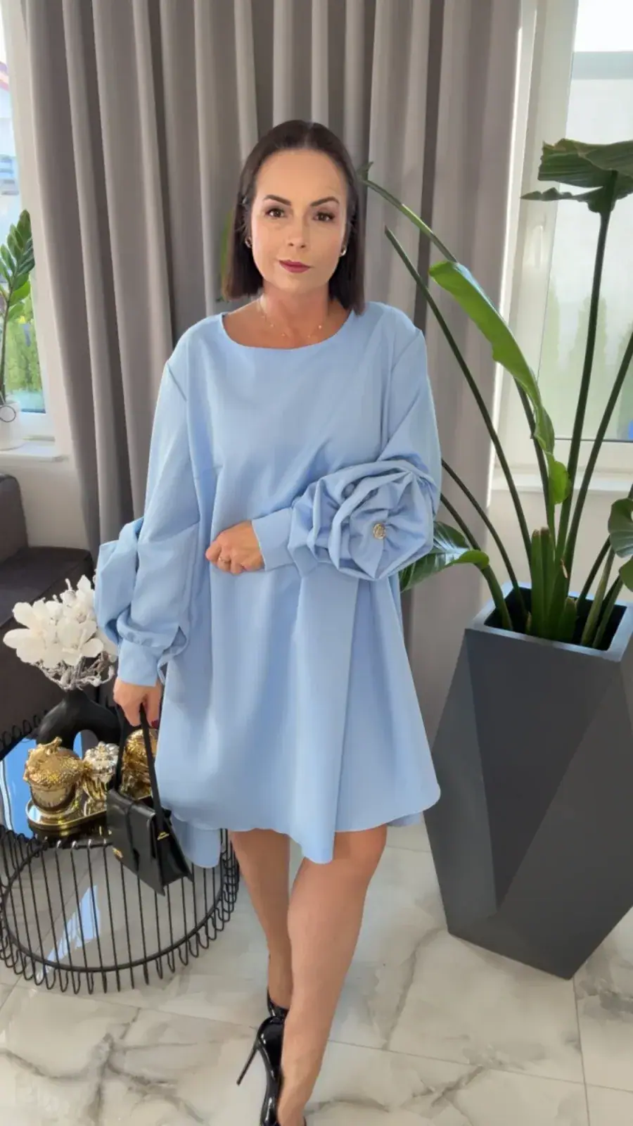 Sukienka Lola Bianka błękitna elegancka z różą – miniatura 12 z 18