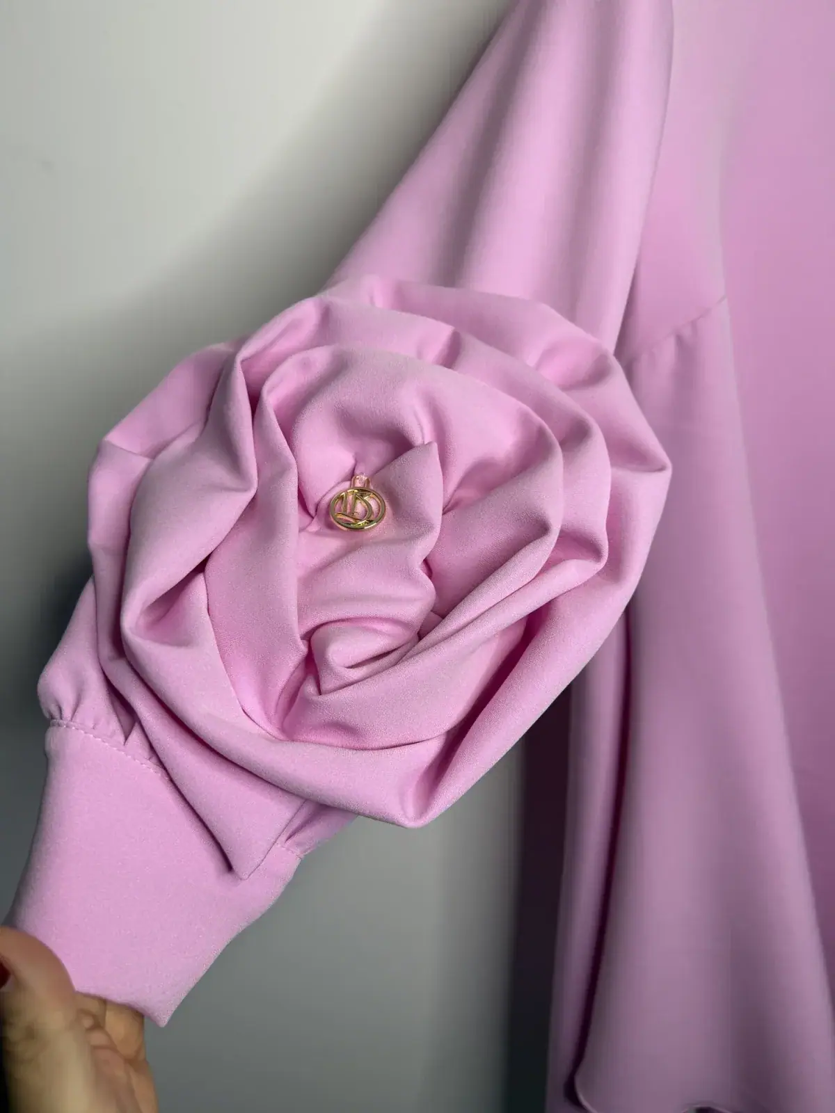 Sukienka Lola Bianka różowa legancka z różą – miniatura 16 z 19