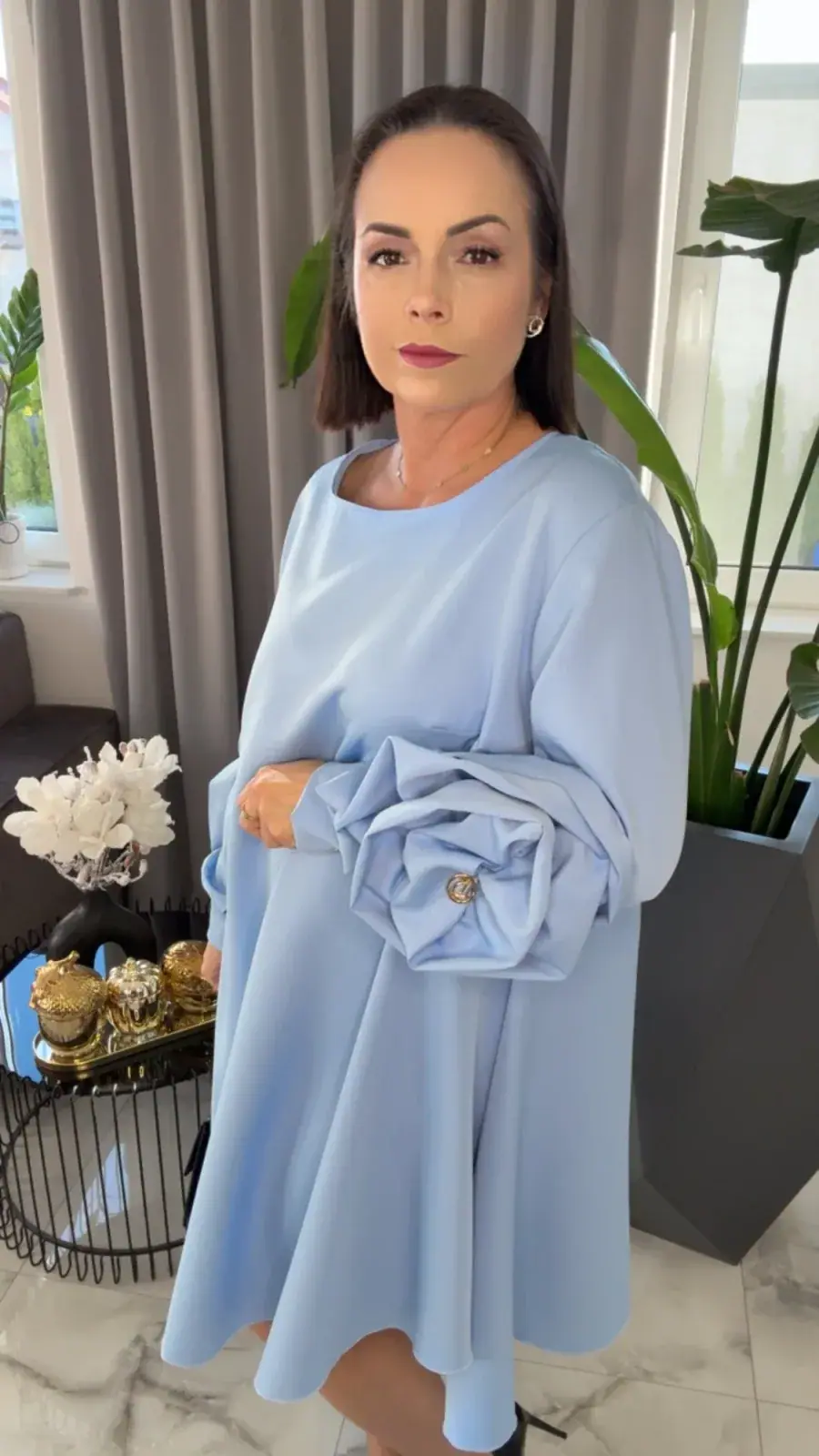Sukienka Lola Bianka błękitna elegancka z różą – miniatura 11 z 18
