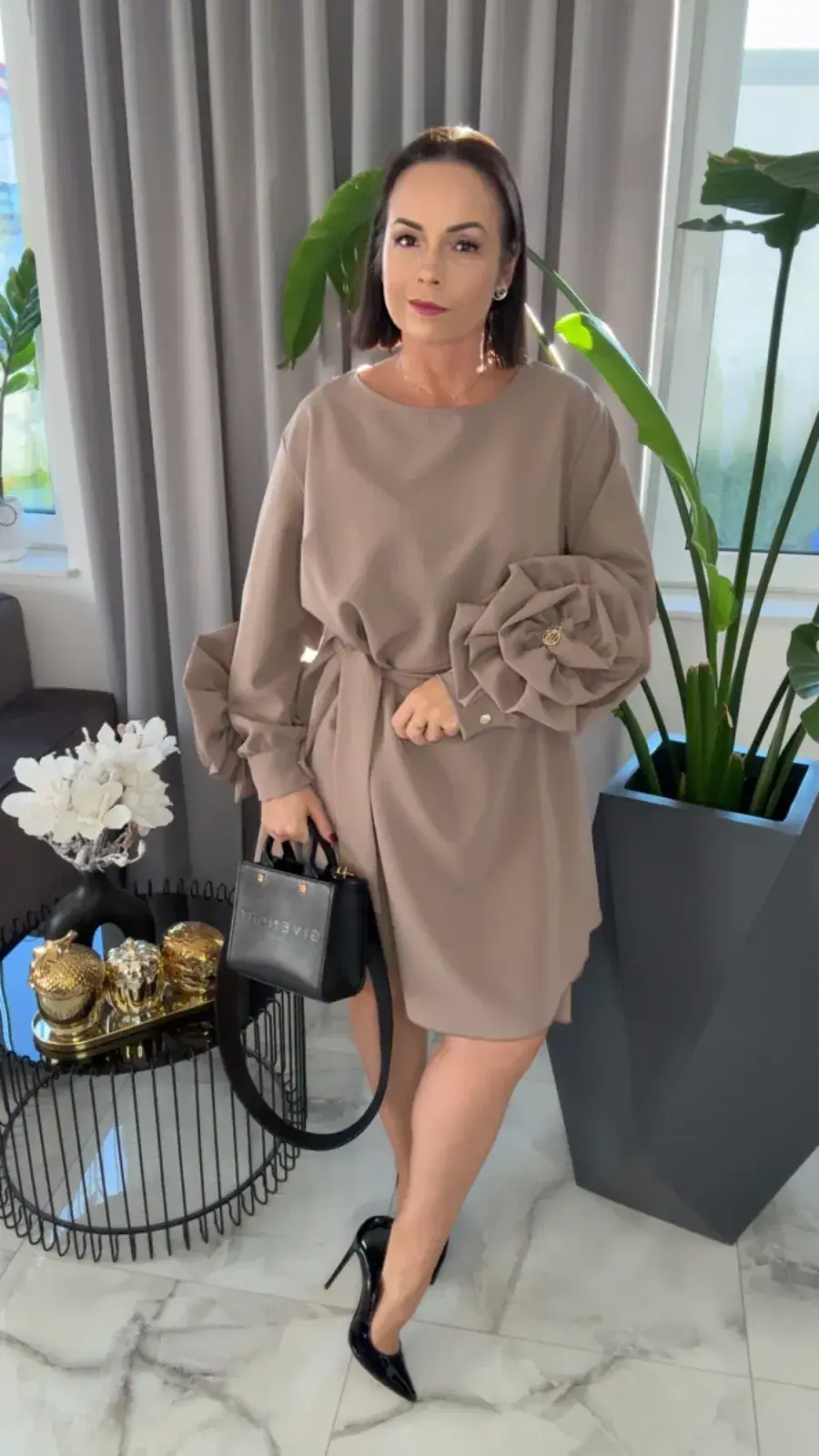 Sukienka Lola Bianka elegancka z różą fango – miniatura 5 z 16