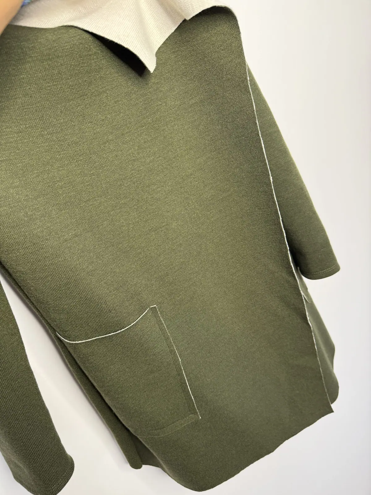 Kardigan khaki narzutka z kieszeniami – miniatura 9 z 10