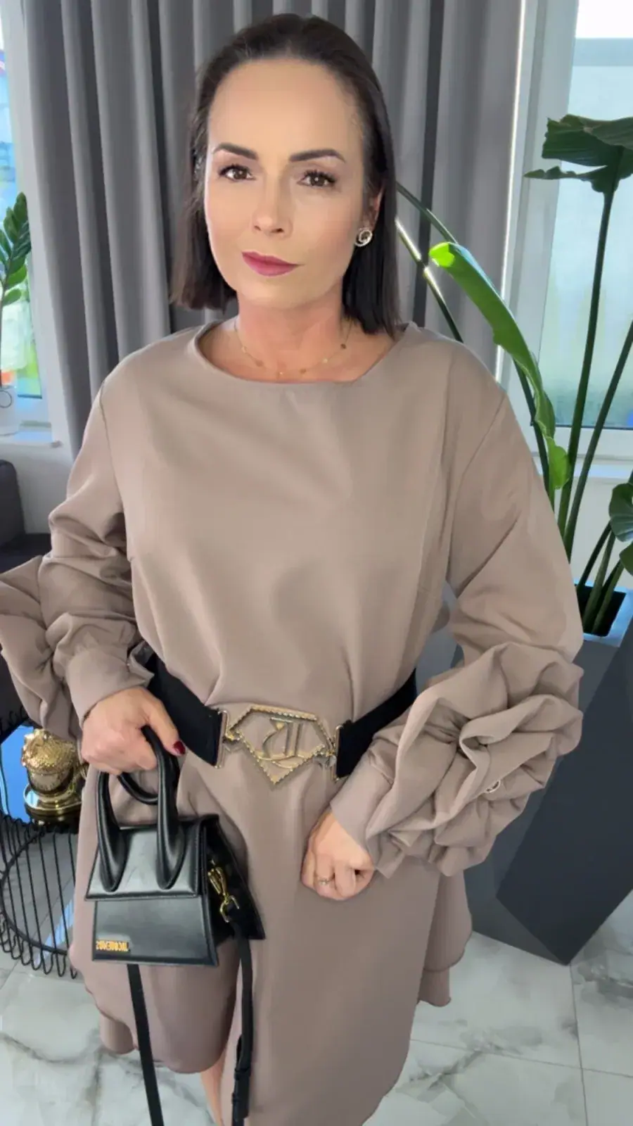 Sukienka Lola Bianka elegancka z różą fango – miniatura 4 z 16