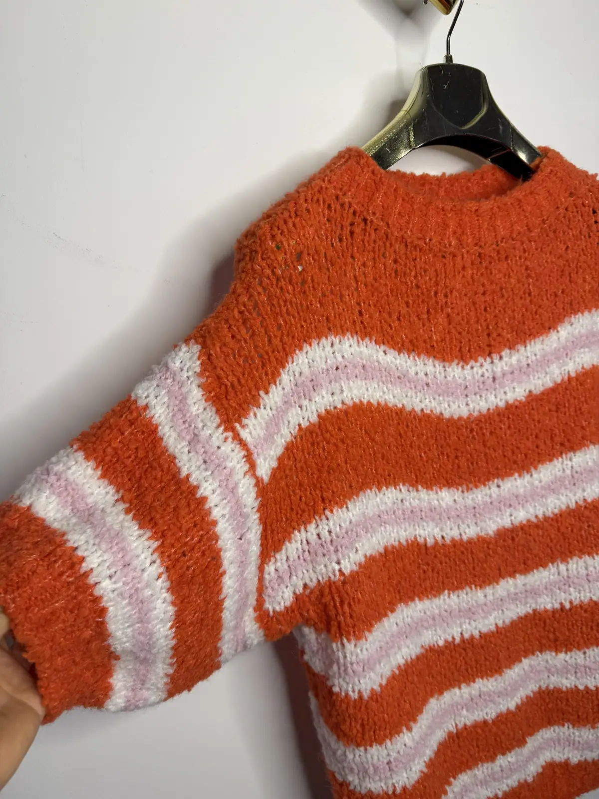 Sweter pomarańczowy w paski mięciutki wygodny – miniatura 8 z 8