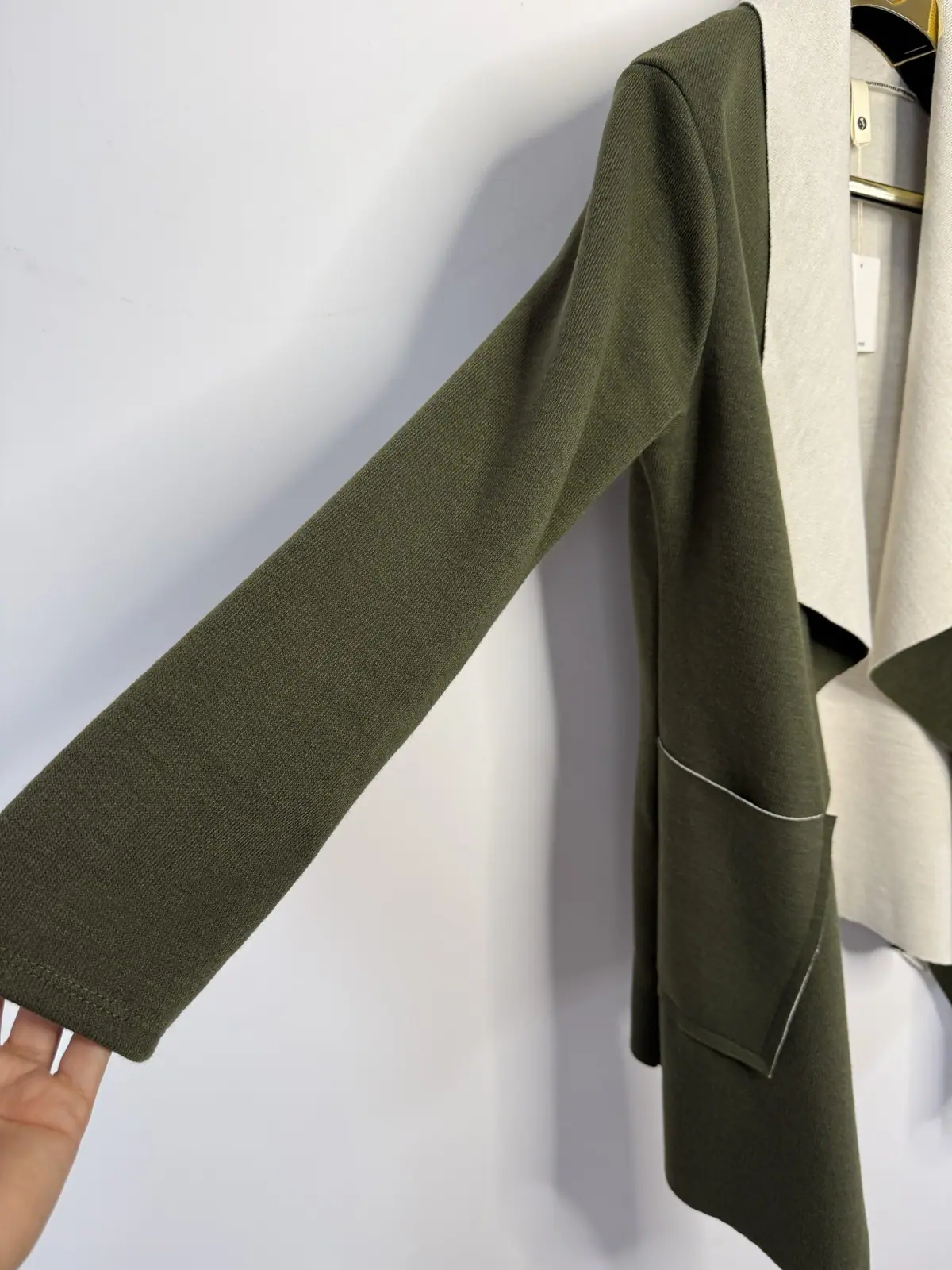 Kardigan khaki narzutka z kieszeniami – miniatura 8 z 10