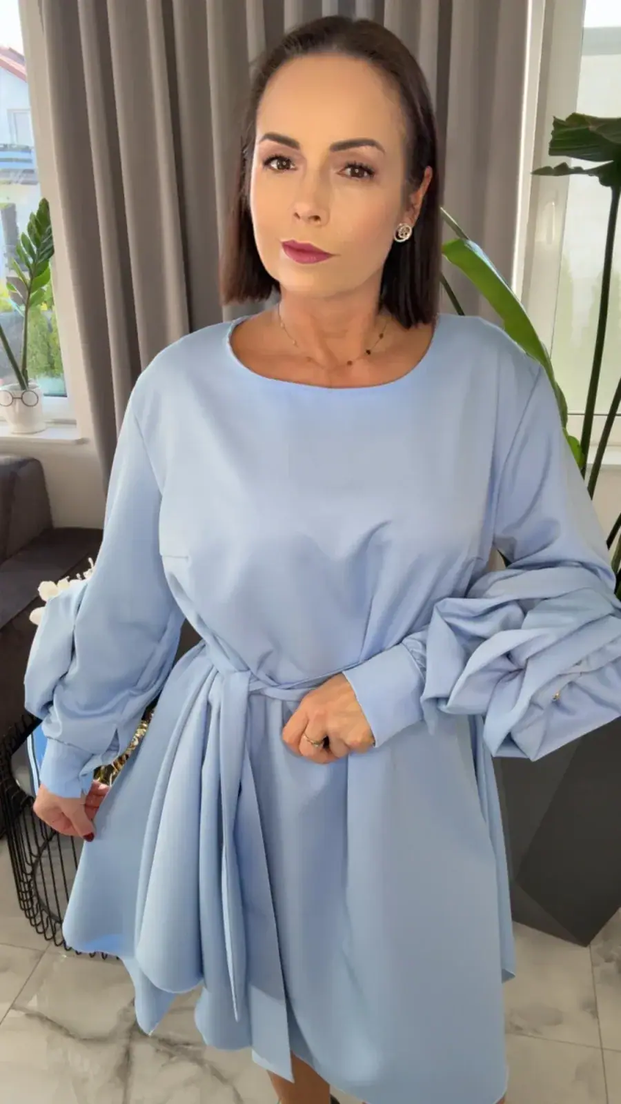 Sukienka Lola Bianka błękitna elegancka z różą – miniatura 10 z 18