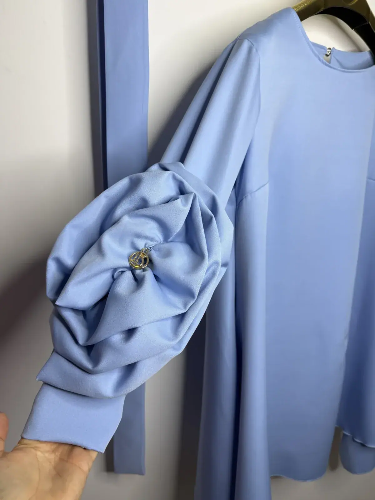 Sukienka Lola Bianka błękitna elegancka z różą – miniatura 16 z 18