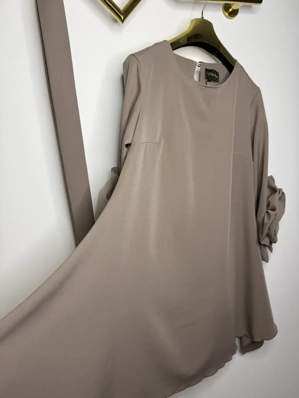 Sukienka Lola Bianka elegancka z różą fango – miniatura 13 z 16