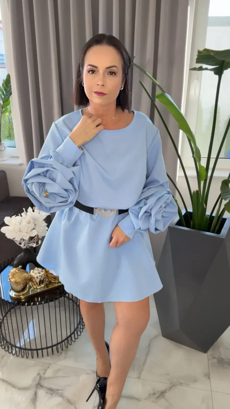 Sukienka Lola Bianka błękitna elegancka z różą – miniatura 4 z 18