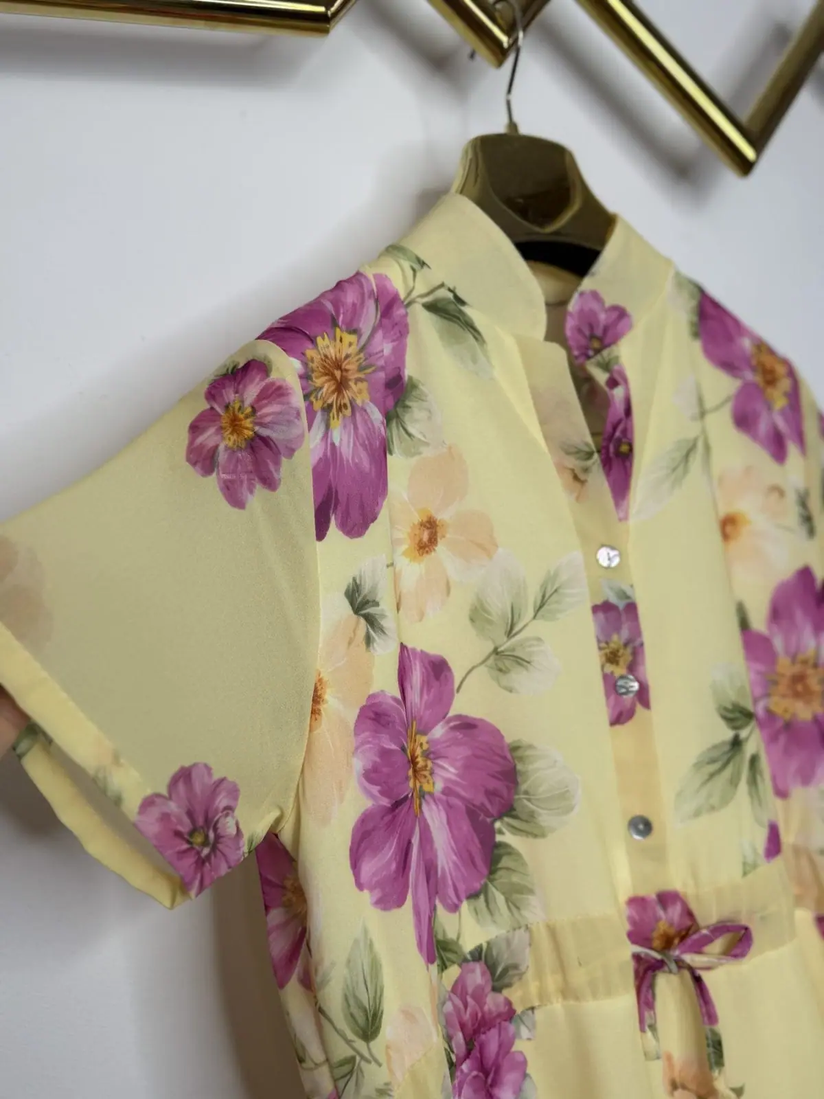 Sukienka letnia żółta w kwiaty elegancka – miniatura 9 z 13