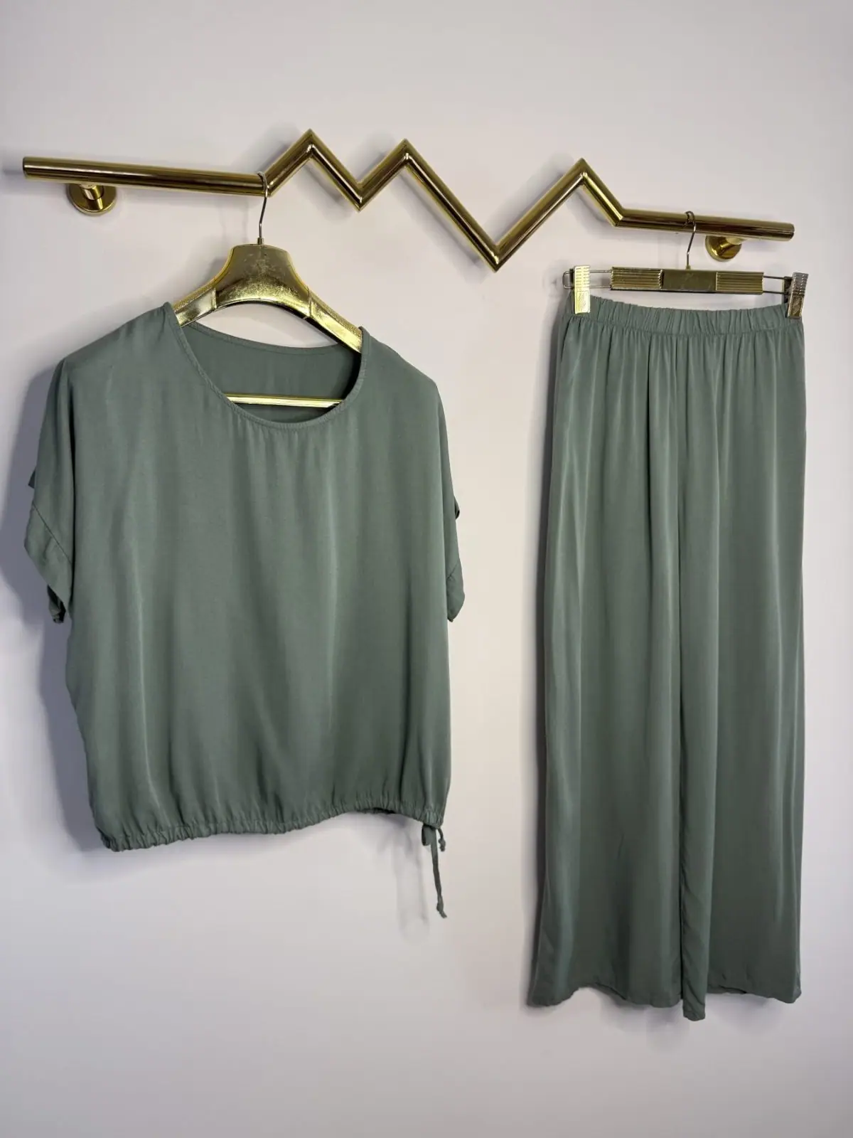 Komplet khaki cieniutki wygodny dresik – miniatura 9 z 12