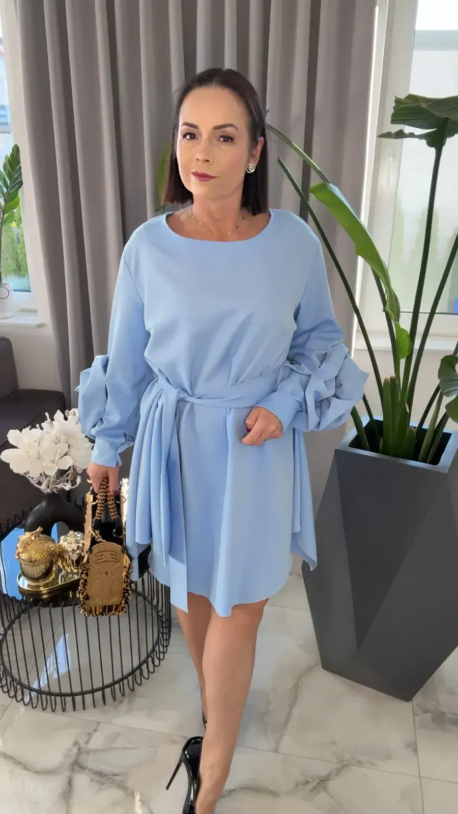 Sukienka Lola Bianka błękitna elegancka z różą – miniatura 5 z 18