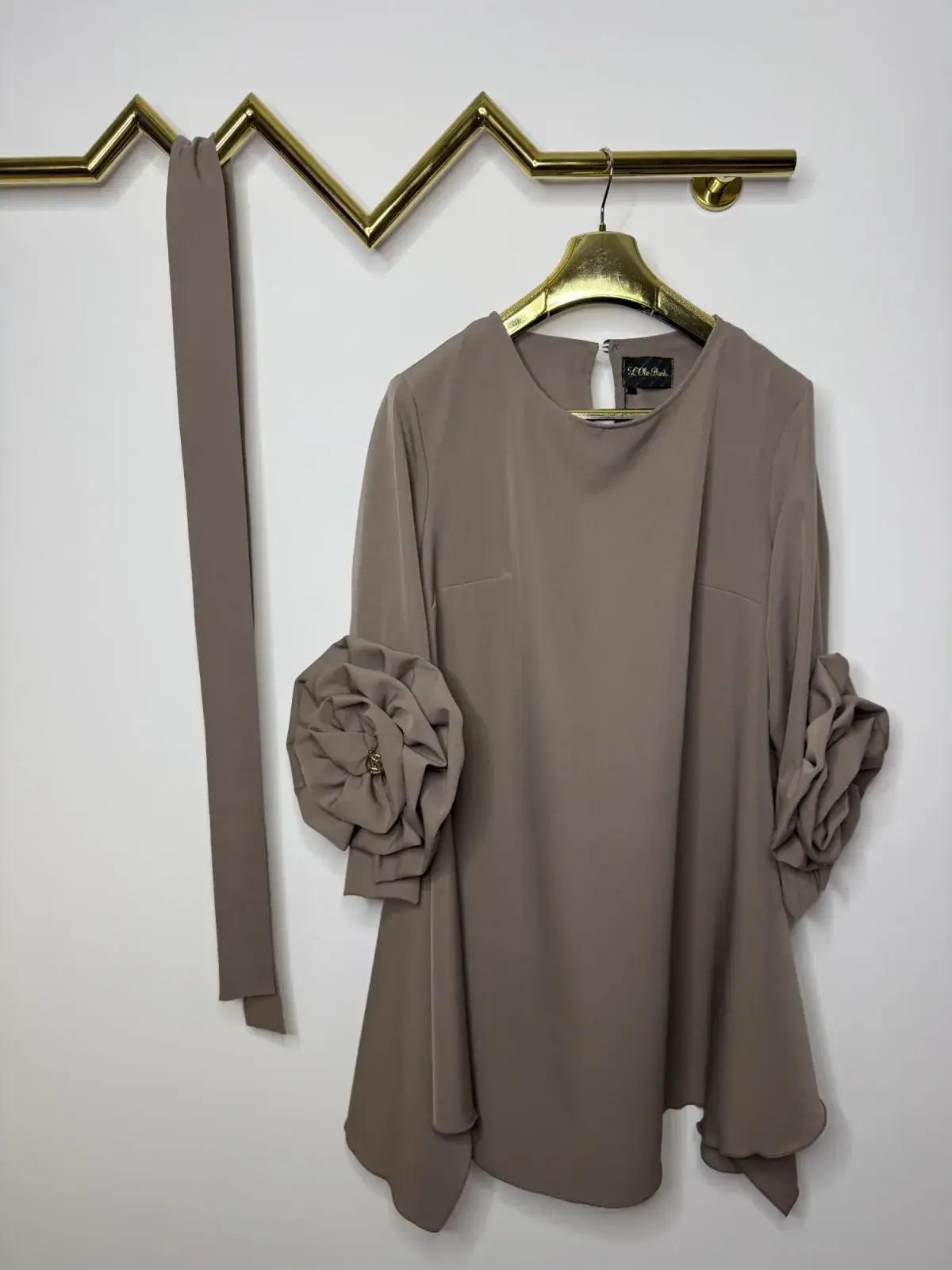 Sukienka Lola Bianka elegancka z różą fango – miniatura 11 z 16
