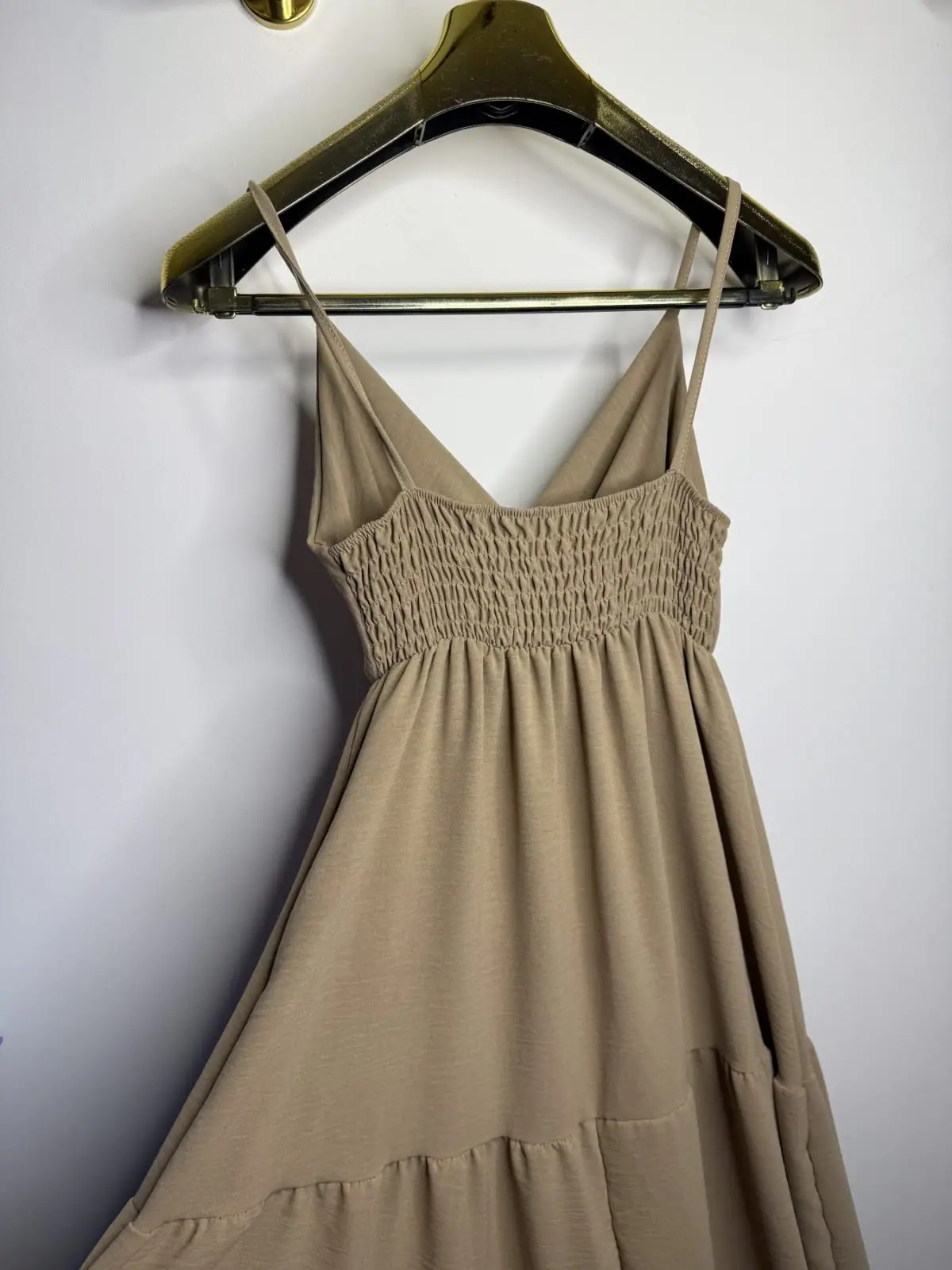 Sukienka letnia na ramiączkach beżowa – miniatura 9 z 10