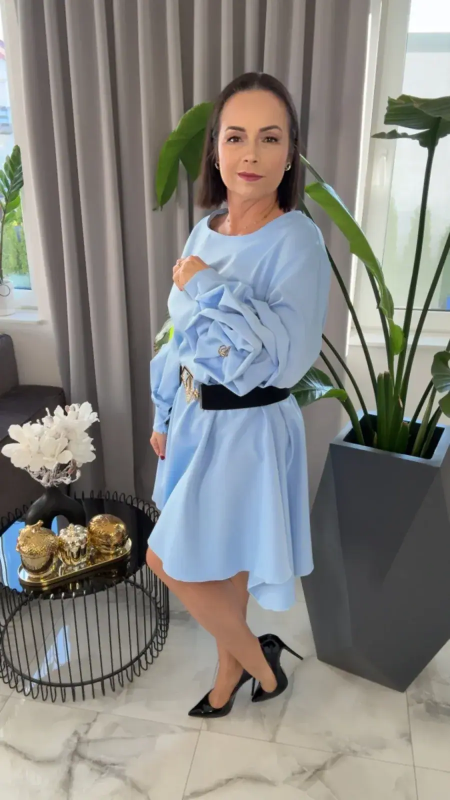 Sukienka Lola Bianka błękitna elegancka z różą – miniatura 6 z 18