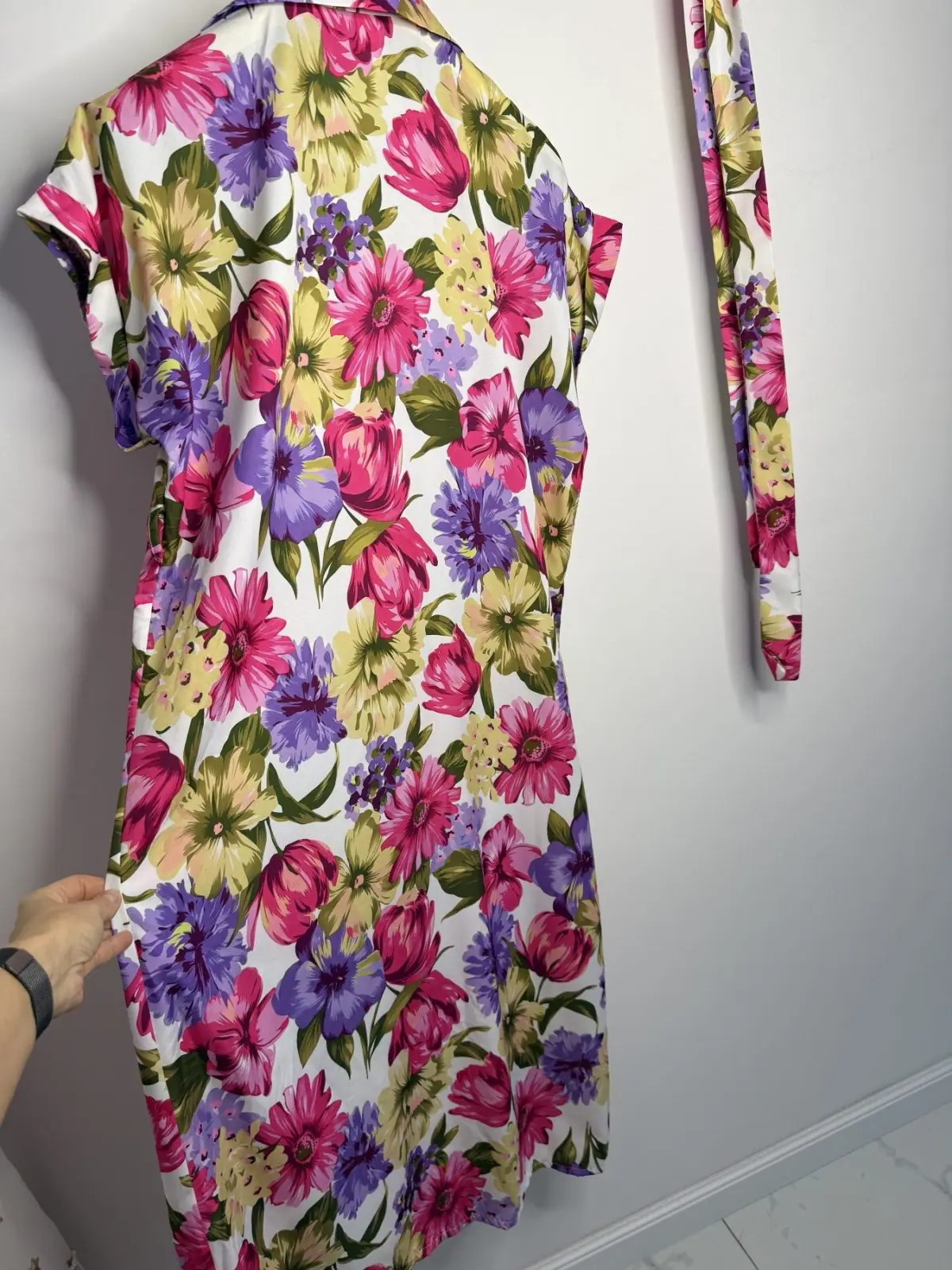 Sukienka letnia elegancka zapinana w kwiaty – miniatura 13 z 13