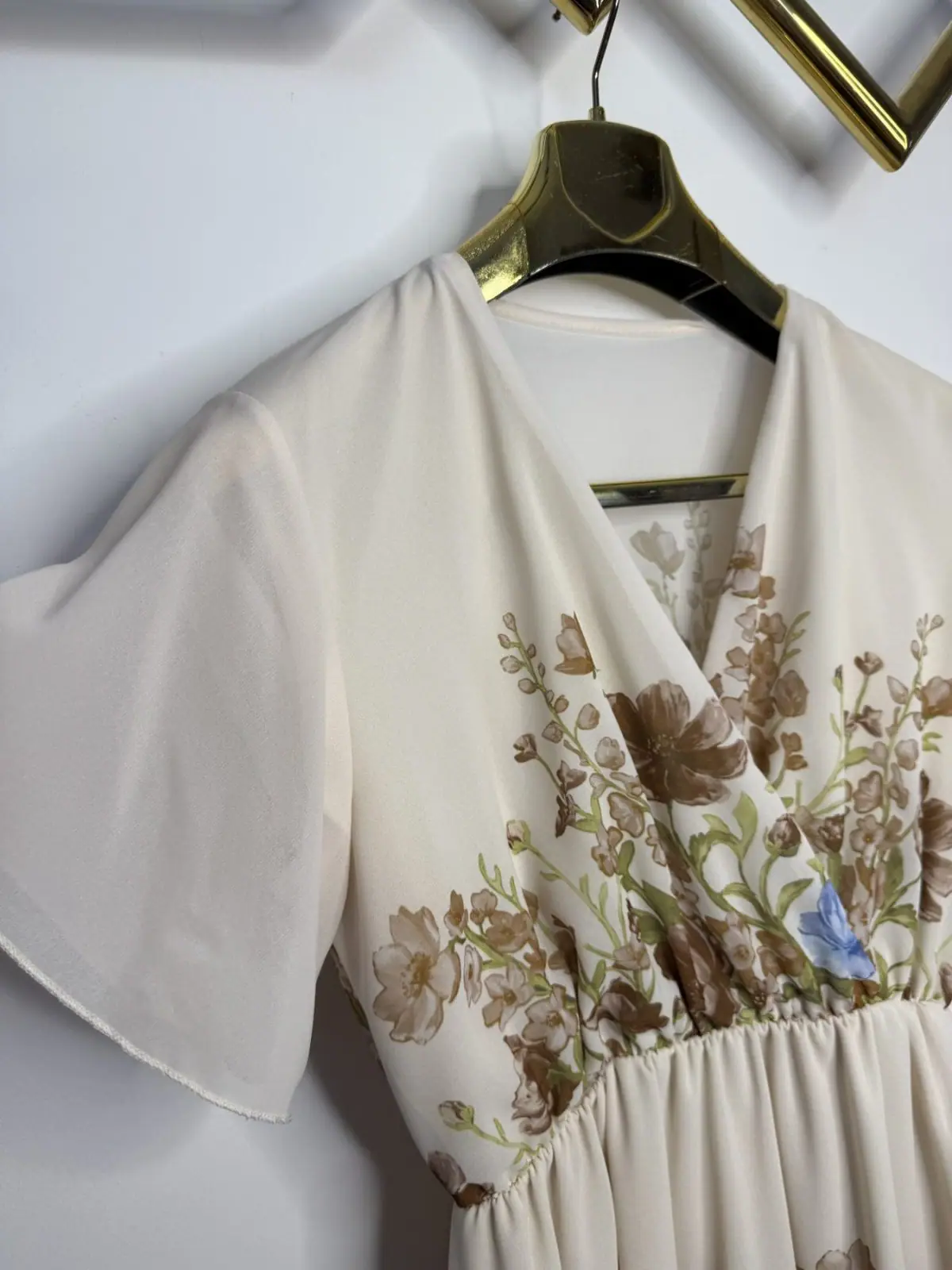 Sukienka letnia beżowa elegancka z paskiem – miniatura 10 z 11