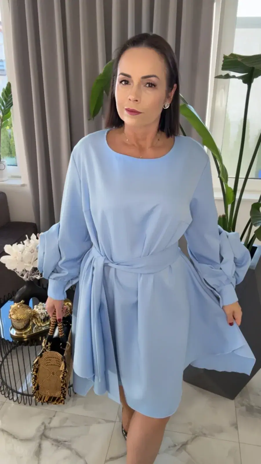 Sukienka Lola Bianka błękitna elegancka z różą – miniatura 8 z 18