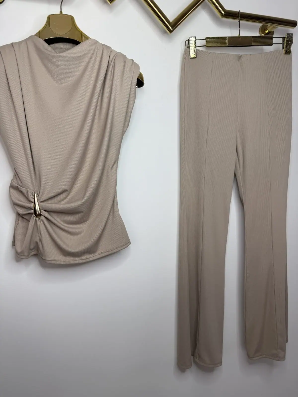 Komplet beżowy elegancki dres – miniatura 10 z 13