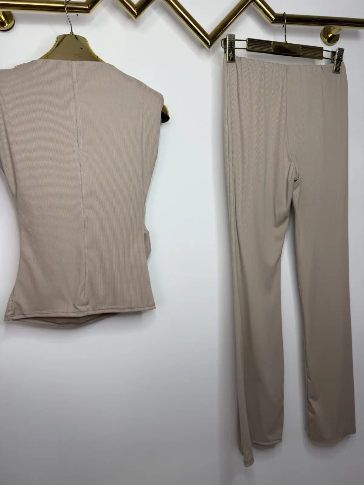 Komplet beżowy elegancki dres – miniatura 13 z 13