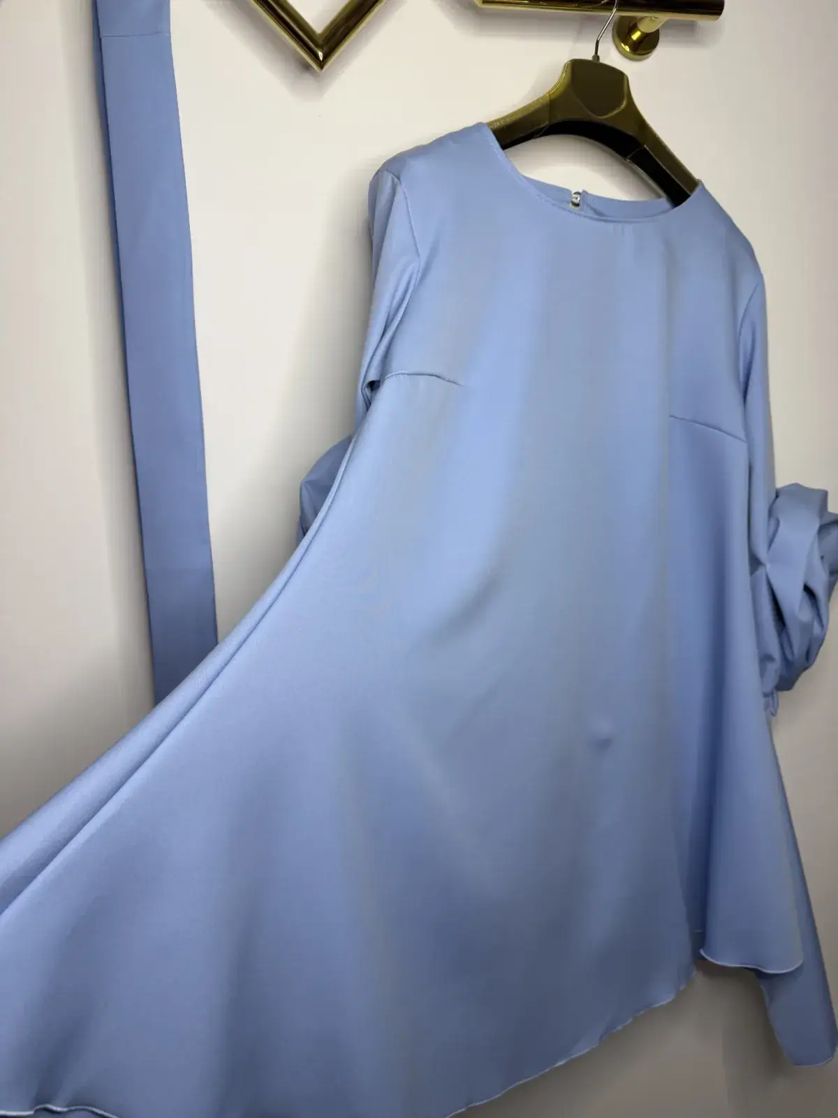 Sukienka Lola Bianka błękitna elegancka z różą – miniatura 15 z 18