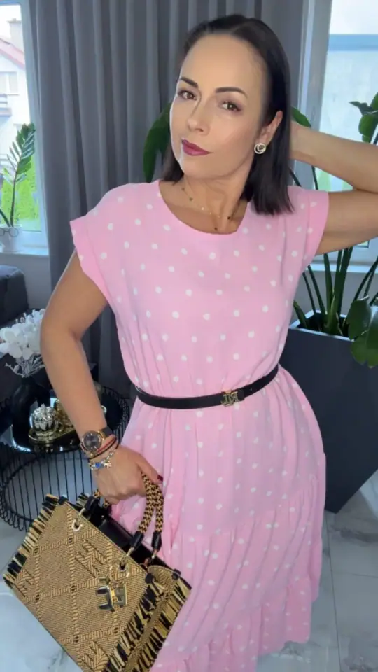 Sukienka różowa w grochy elegancka wizytowa, zdjęcie 1 z 2 – odzież damska Victoria Fashion
