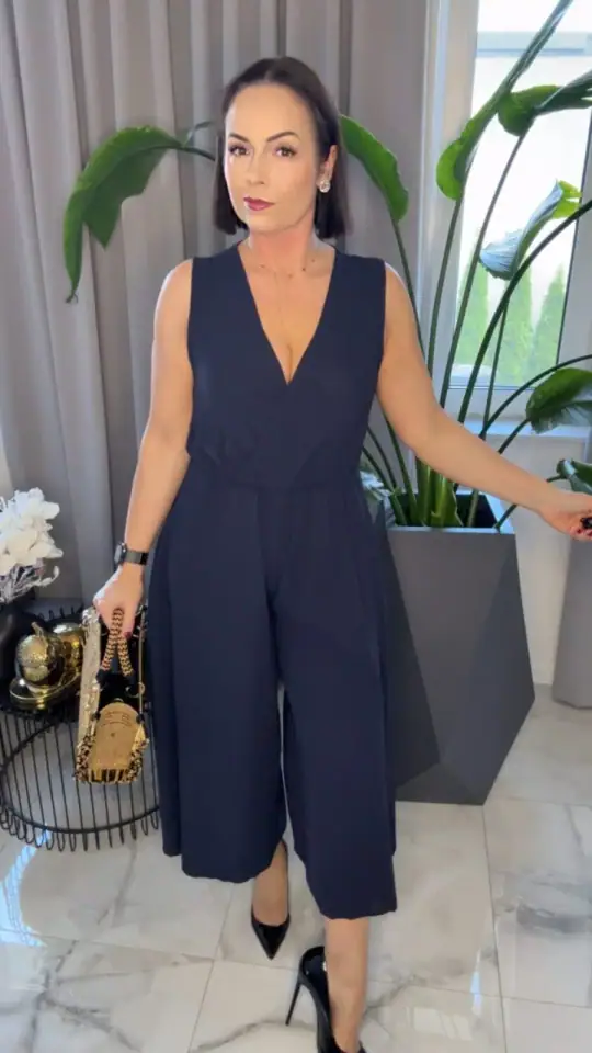 Kombinezon elegancki granatowy bez rękawów, zdjęcie 1 z 2 – odzież damska Victoria Fashion