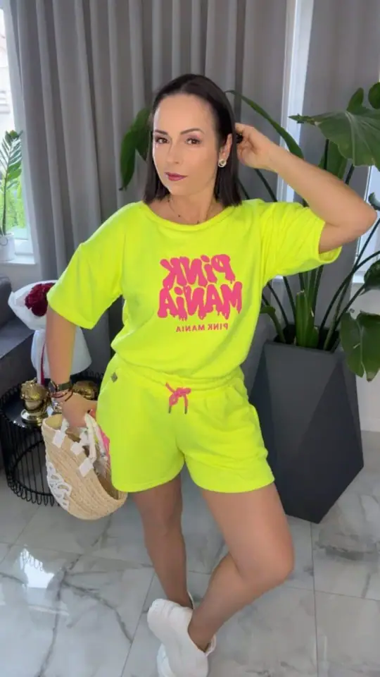 Komplet letni neonowy Pink Mania Lola Bianka, zdjęcie 1 z 2 – odzież damska Victoria Fashion
