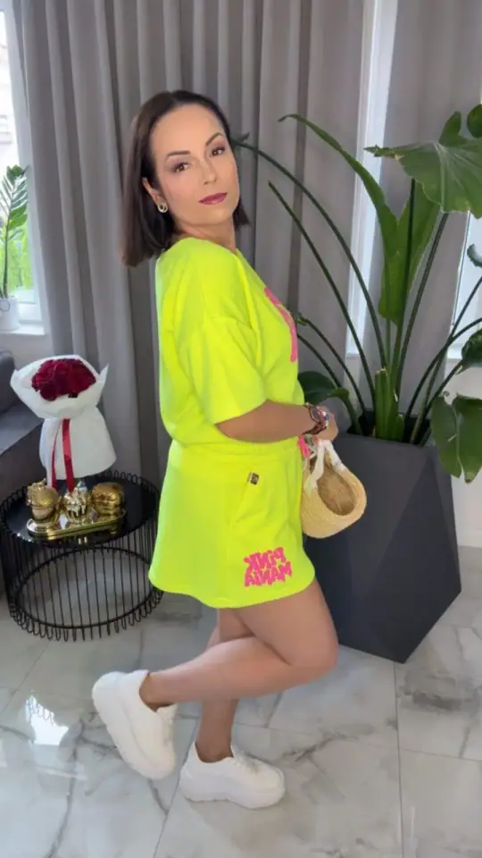 Komplet letni neonowy Pink Mania Lola Bianka, zdjęcie 2 z 2 – odzież damska Victoria Fashion