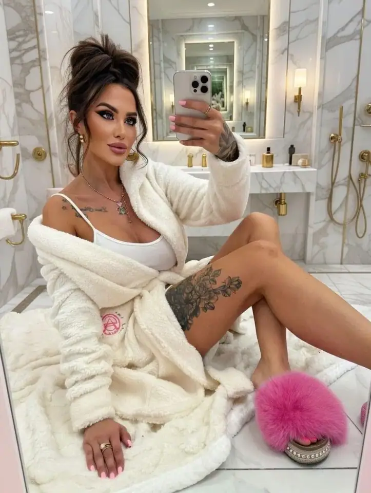 Szlafrok Pink Mania piękny crem, Lola Bianka, zdjęcie 1 z 2 – odzież damska Victoria Fashion