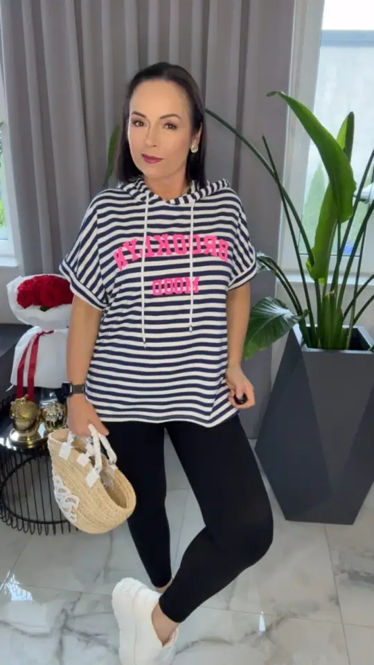 Bluza granatowa z kapturem w paski Brooklyn, zdjęcie 1 z 2 – odzież damska Victoria Fashion