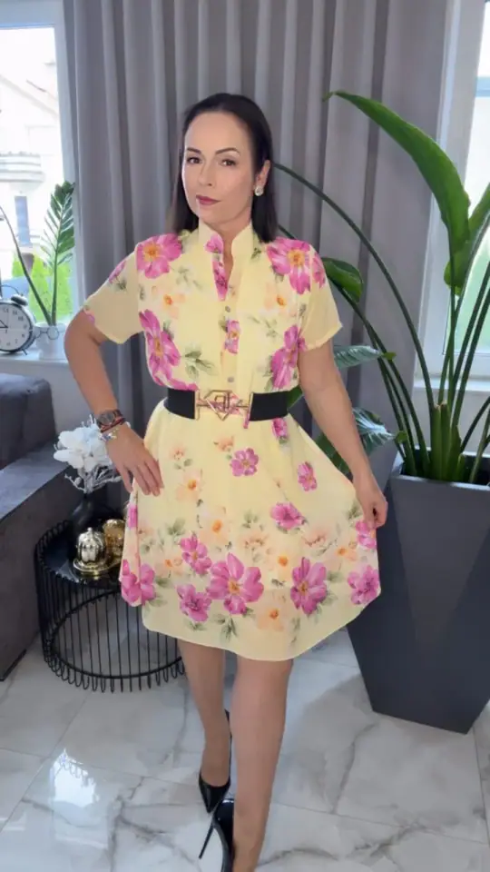 Sukienka letnia żółta w kwiaty elegancka, zdjęcie 2 z 2 – odzież damska Victoria Fashion