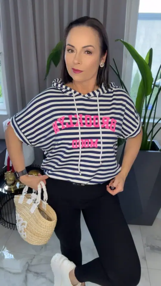Bluza granatowa z kapturem w paski Brooklyn, zdjęcie 2 z 2 – odzież damska Victoria Fashion