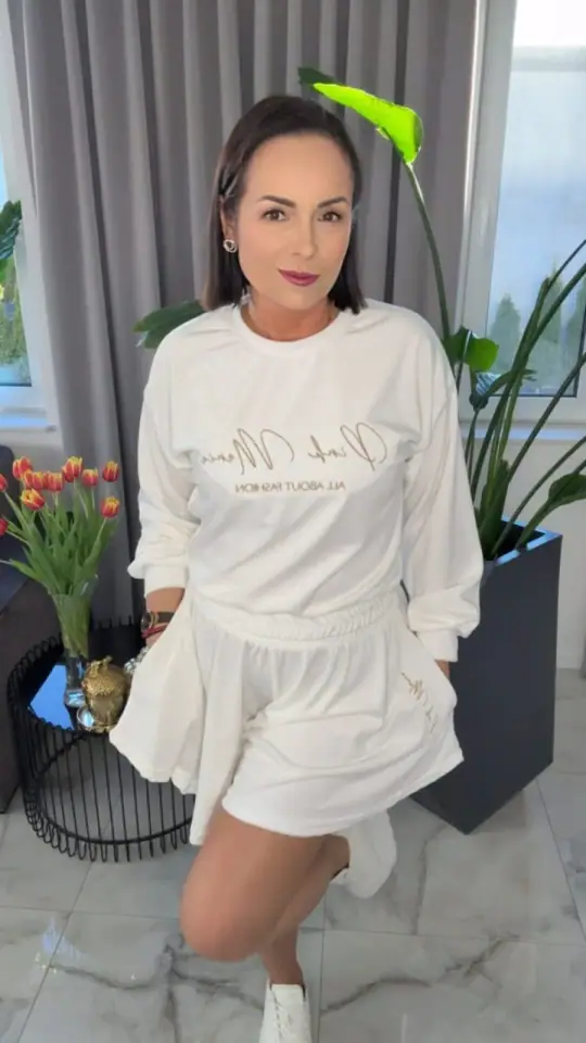 Dres welurowy biały Pink Mania, Lola Bianka, zdjęcie 1 z 2 – odzież damska Victoria Fashion