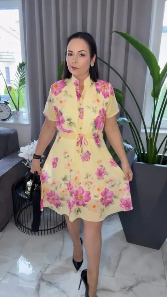 Sukienka letnia żółta w kwiaty elegancka, zdjęcie 1 z 2 – odzież damska Victoria Fashion