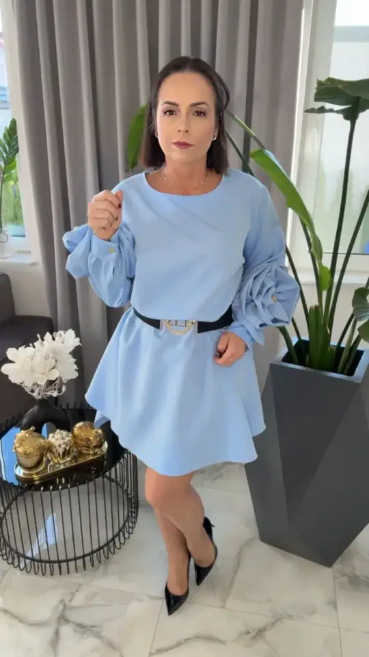 Sukienka Lola Bianka błękitna elegancka z różą, zdjęcie 1 z 2 – odzież damska Victoria Fashion