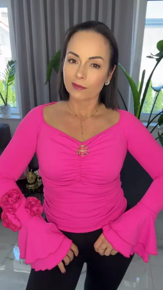 Bluzka Pink Mania różowa dopasowana z różą, Lola Bianka, zdjęcie 1 z 2 – odzież damska Victoria Fashion
