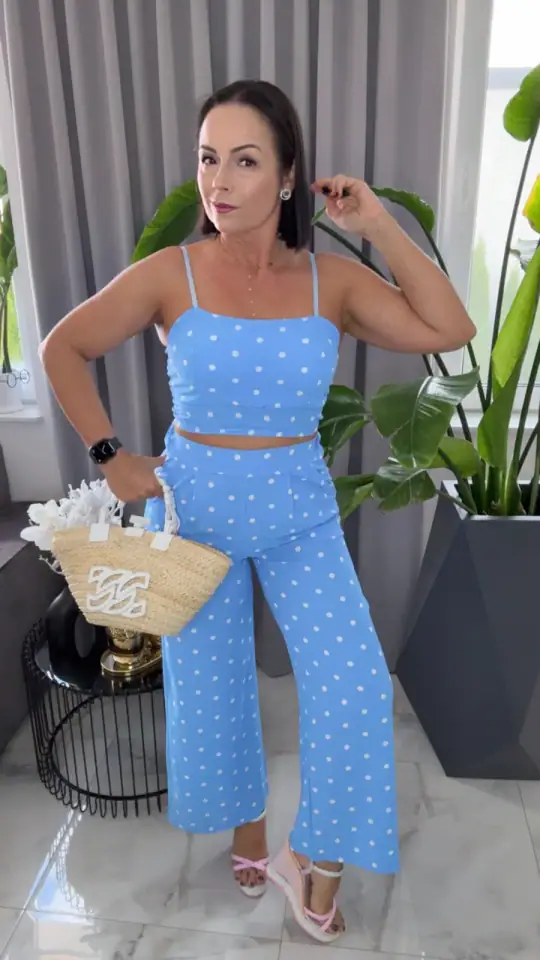 Komplet letni w grochy niebieski top i spodnie piękny, zdjęcie 1 z 2 – odzież damska Victoria Fashion