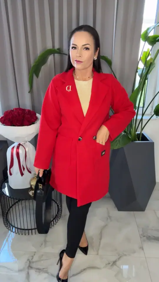 Płaszcz czerwony elegancki z broszką, zdjęcie 1 z 2 – odzież damska Victoria Fashion