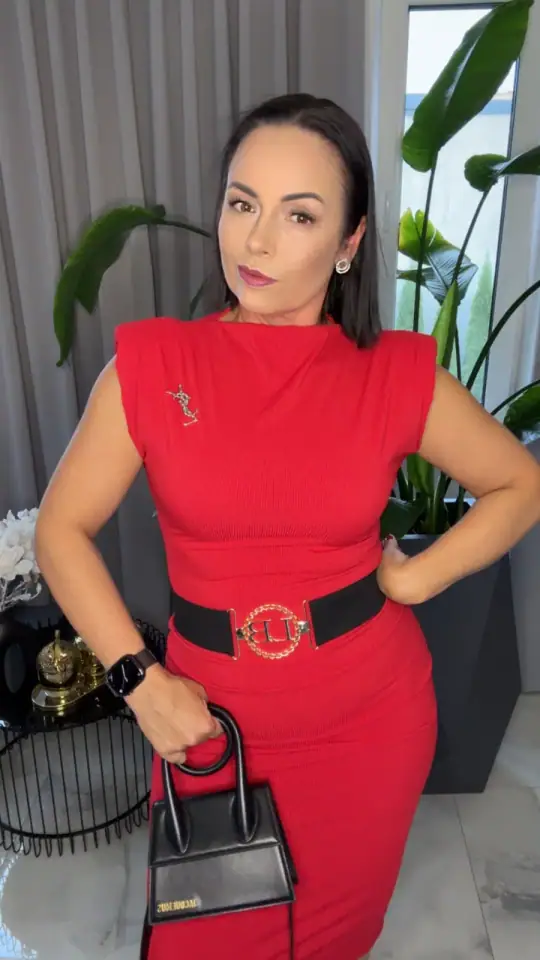 Sukienka czerwona midi dopasowana z broszką, zdjęcie 1 z 2 – odzież damska Victoria Fashion
