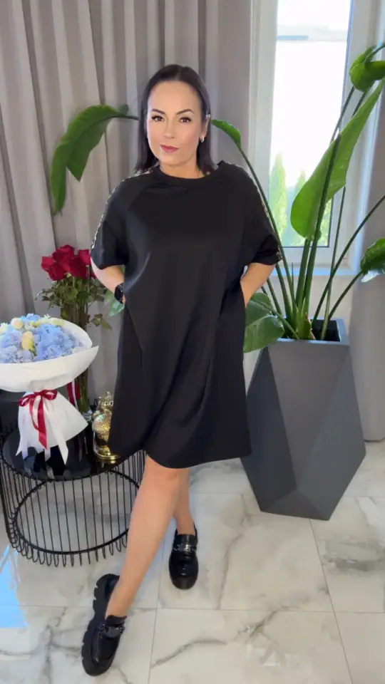Sukienka czarna dresowa tunika, zdjęcie 1 z 2 – odzież damska Victoria Fashion