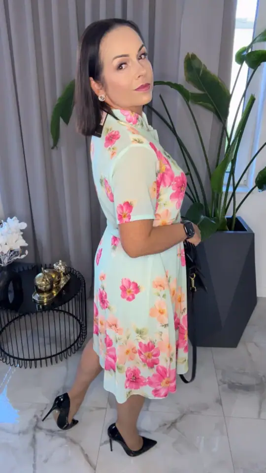 Sukienka elegancka miętowa w kwiaty, zdjęcie 2 z 2 – odzież damska Victoria Fashion