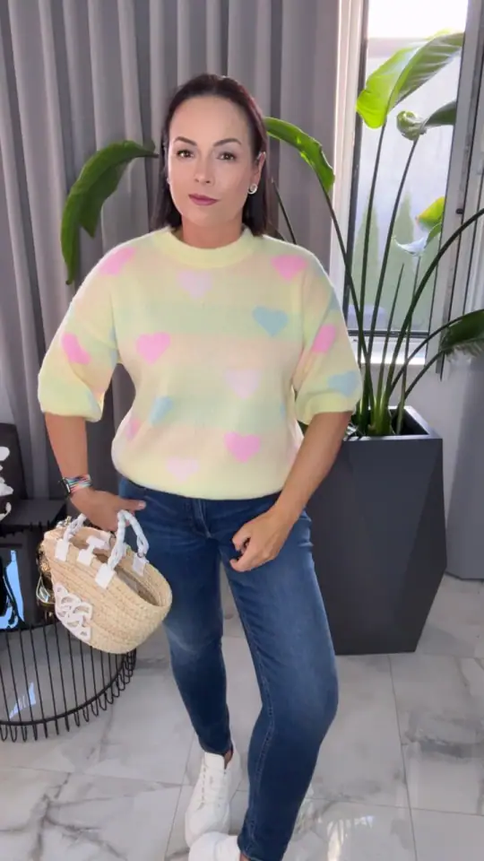 Sweter żółty w serca wygodny i mięciutki, zdjęcie 1 z 2 – odzież damska Victoria Fashion