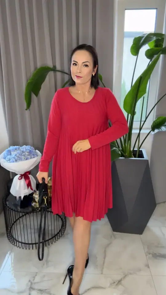 Sukienka czerwona dzianinowa z zawieszką, zdjęcie 1 z 2 – odzież damska Victoria Fashion