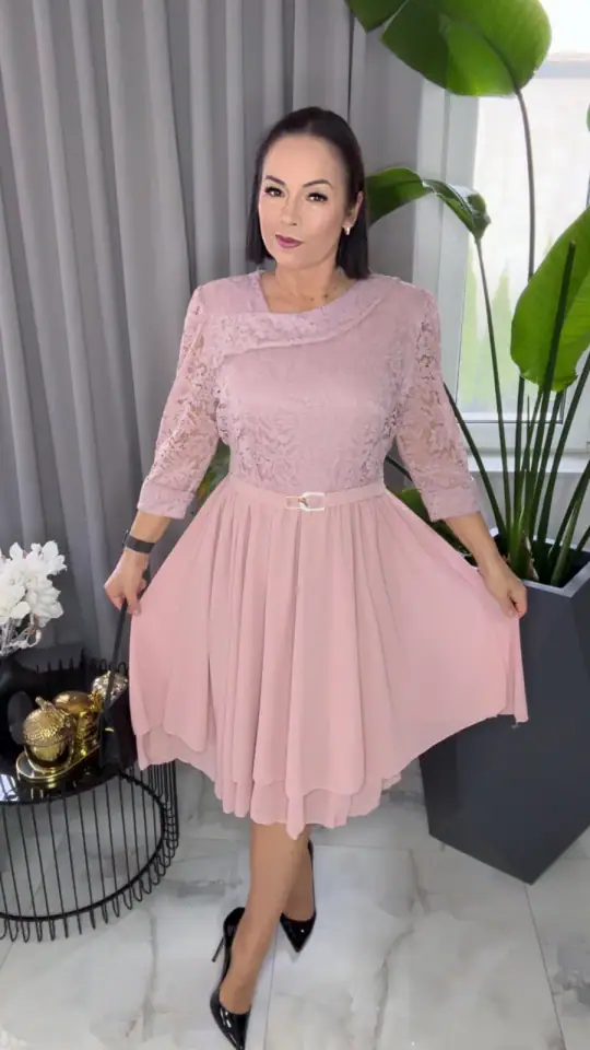 Sukienka różowa elegancka z koronka, zdjęcie 2 z 2 – odzież damska Victoria Fashion