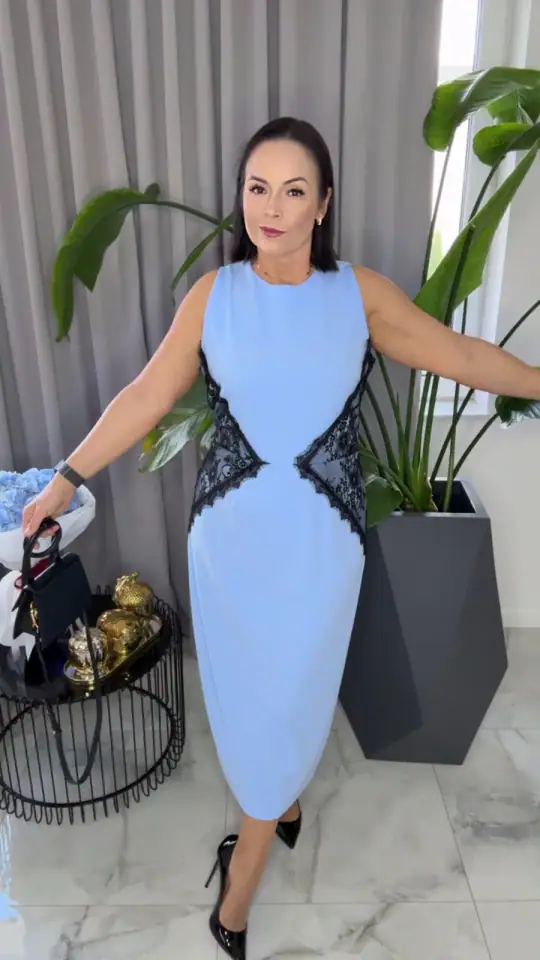 Sukienka niebieska ołówkowa z koronką, zdjęcie 1 z 2 – odzież damska Victoria Fashion