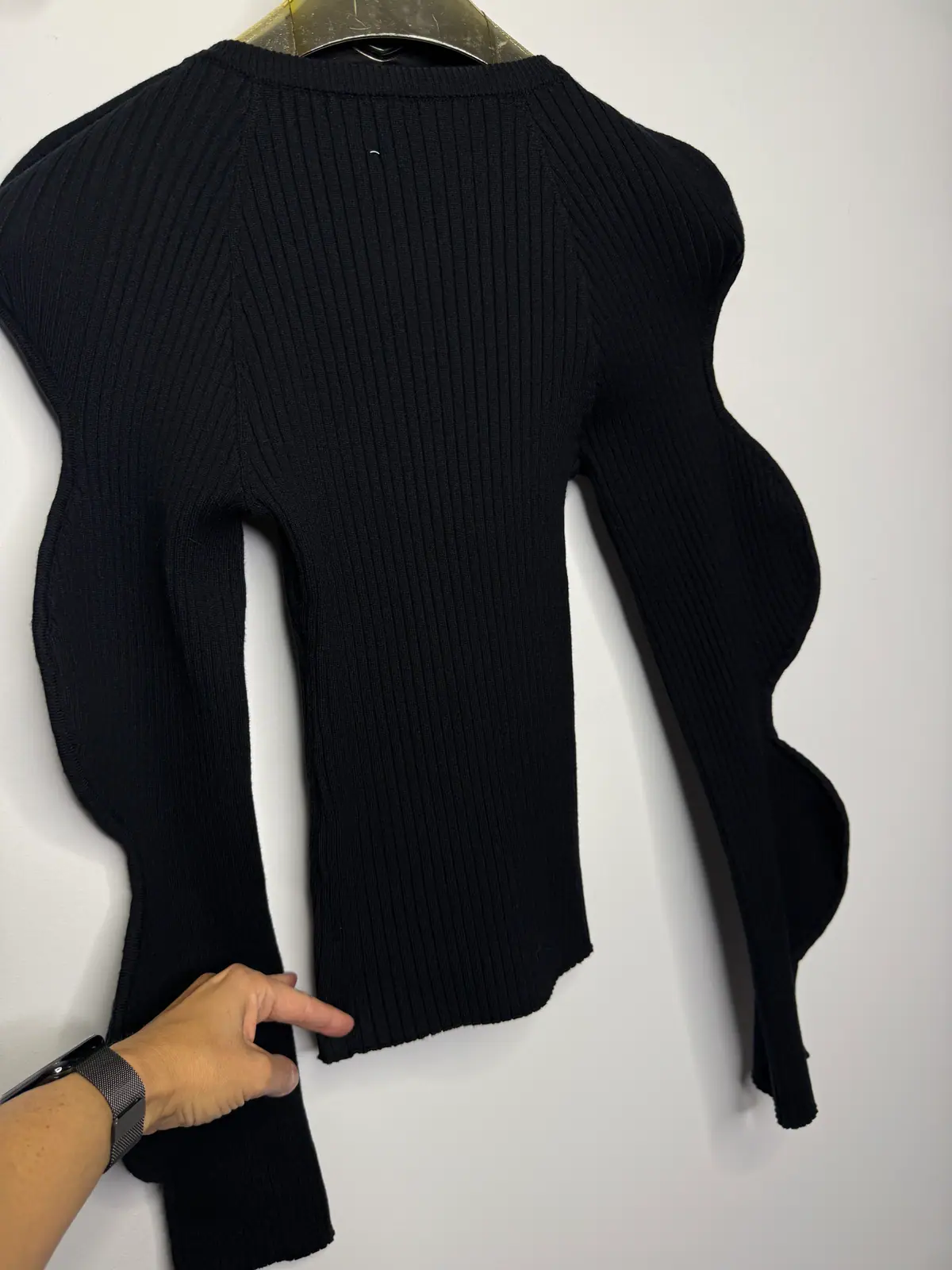 Sweter czarny elegancki z ozdobnym rękawem – miniatura 10 z 10
