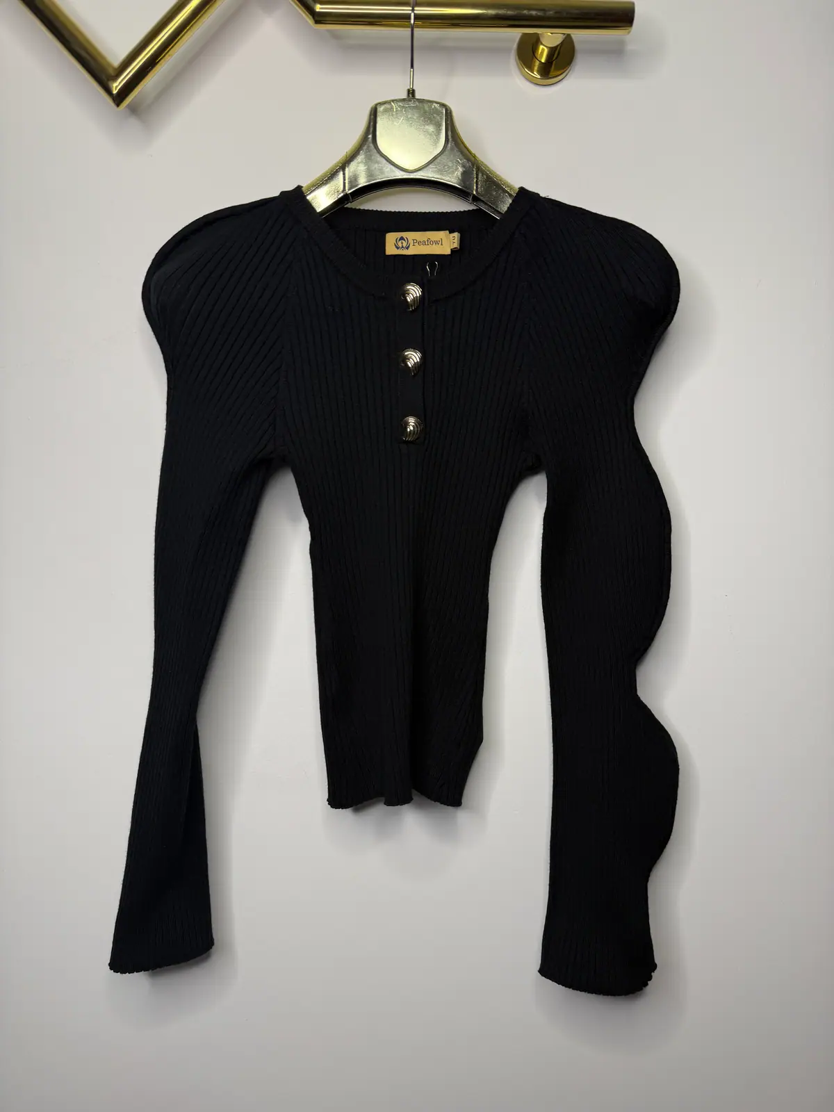Sweter czarny elegancki z ozdobnym rękawem – miniatura 9 z 10