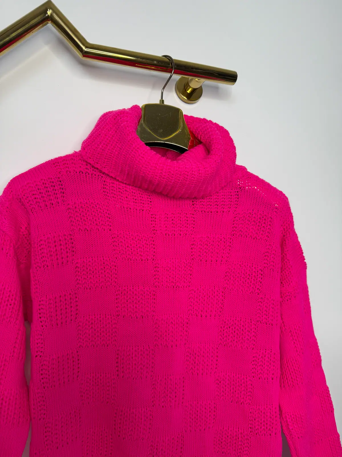Sweter różowy golf piękny i wygodny – miniatura 10 z 11