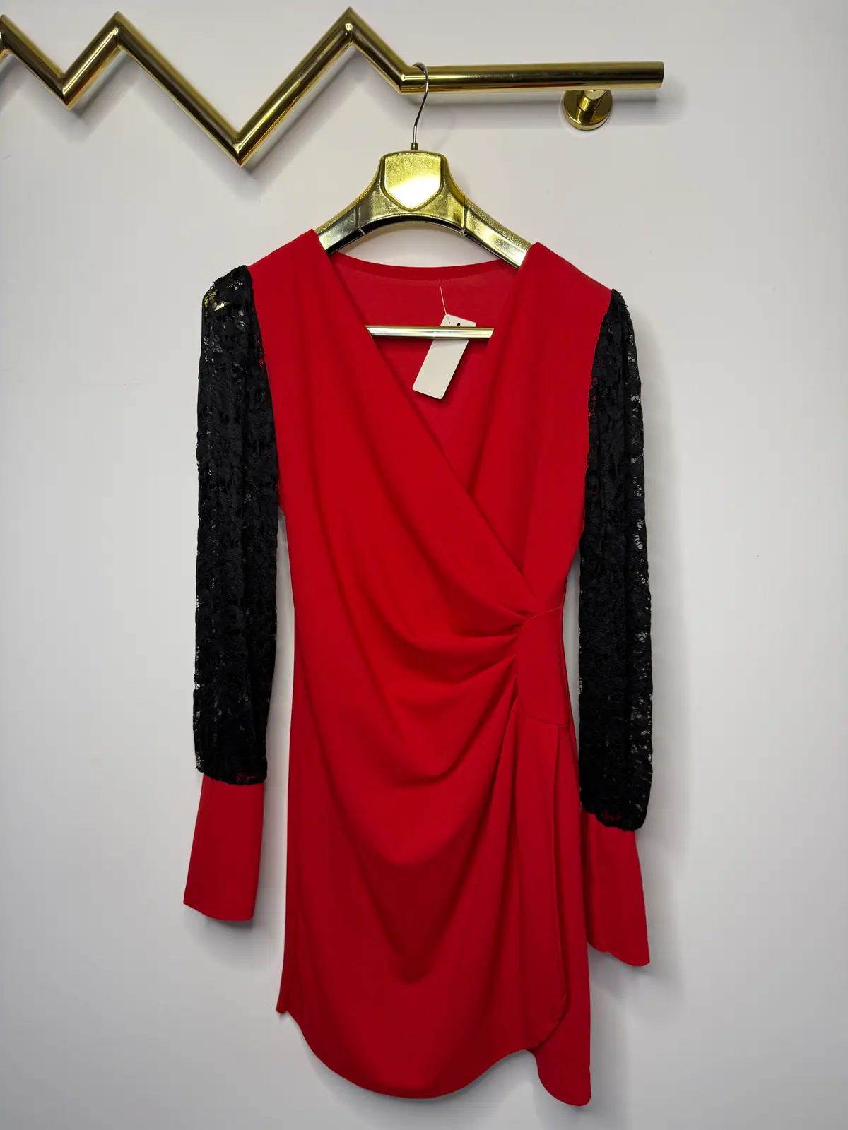 Sukienka czerwona elegancka z koronką – miniatura 7 z 10