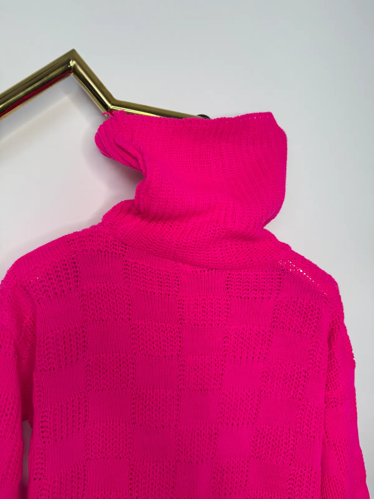 Sweter różowy golf piękny i wygodny – miniatura 9 z 11